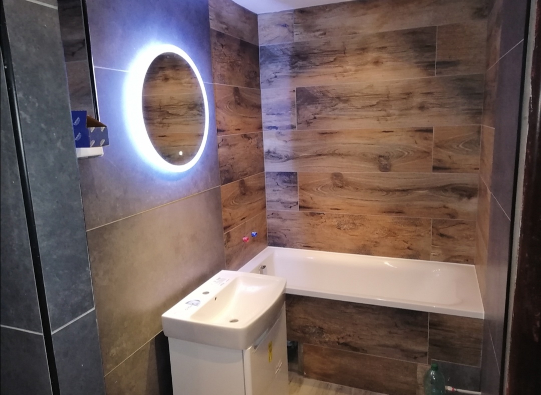Renovácia kúpeľne — Drevený dekor s LED zrkadlom