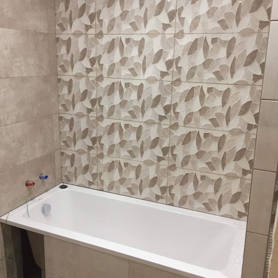 Renovácia kúpeľne — Béžový dekor s ornamentom