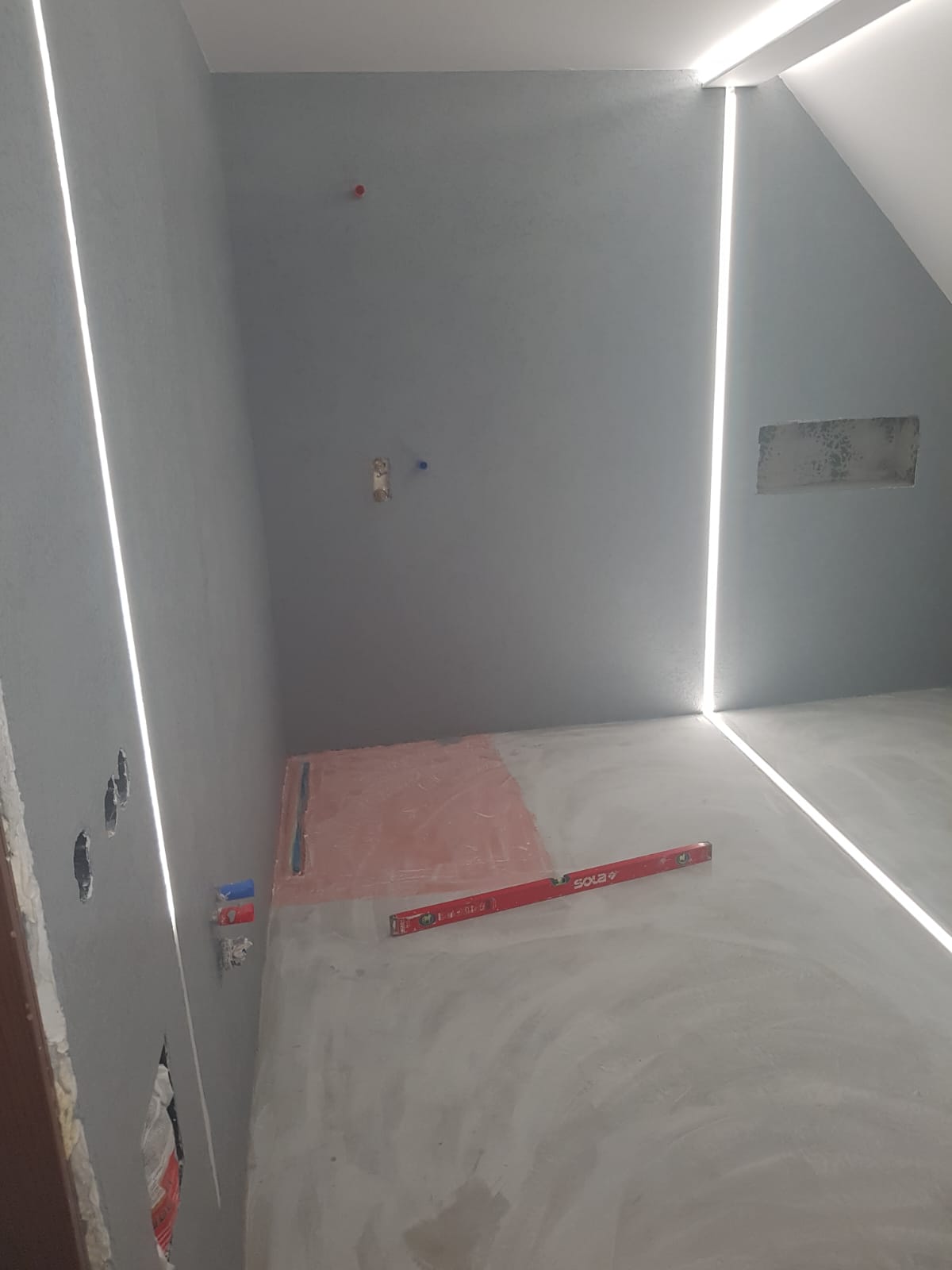 Renovácia kúpeľne — Príprava povrchov a stierky