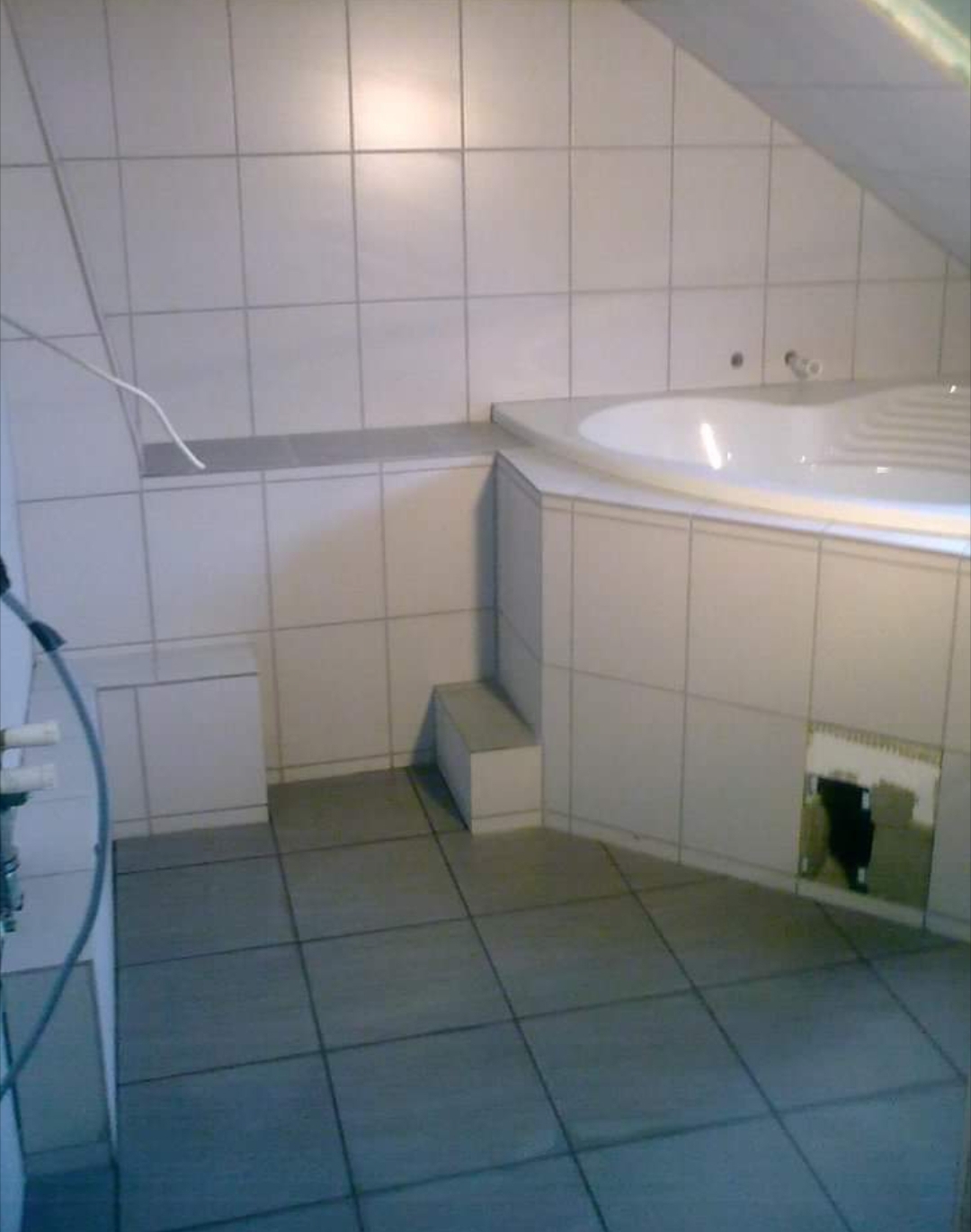Renovácia kúpeľne — Podkrovná kúpeľňa s vaňou