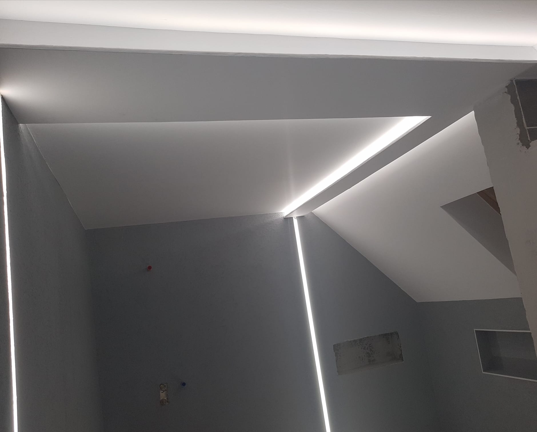 Renovácia kúpeľne — LED podhľad a sadrokartón