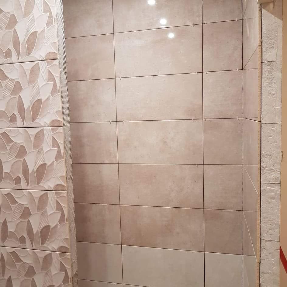 Renovácia kúpeľne — Obklad v prírodnom odtieni